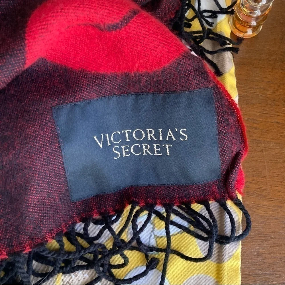 Victoria’s Secret NWT reversible kissy lips throw blanket
